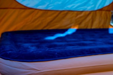  Şişme şişme yatak bir çadırın içinde dolduruluyor. Yüksek kalite 4k görüntü