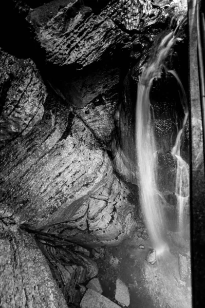 Caída Agua Que Fluye Bajo Tierra Cueva Del Niágara Foto — Foto de Stock