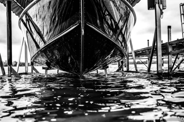 Boot Met Een Hydraulische Dok Lift Zittend Boven Waterlijn Een — Stockfoto