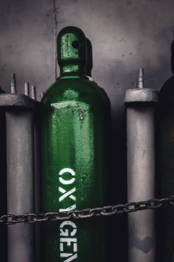 Sıkıştırılmış gaz silindirleri dikey olarak metal bir zincir tarafından korunuyor. Yüksek kalite fotoğraf