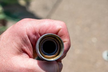 Bağlantılar için lastik conta eksik olan bahçe hortumuna bakıyorum. Yüksek kalite fotoğraf