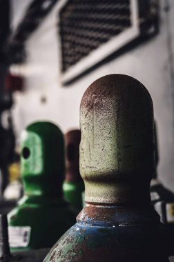 Sıkıştırılmış gaz silindirleri dikey olarak metal bir zincir tarafından korunuyor. Yüksek kalite fotoğraf