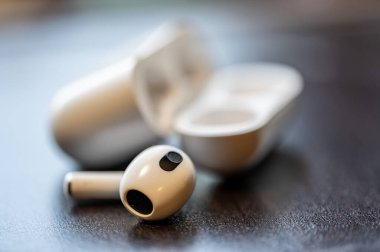 Tiffin, Iowa - 6.2022 - yanında şarj çantası olan kayıp Apple AirPod. - Evet. Yüksek kalite fotoğraf