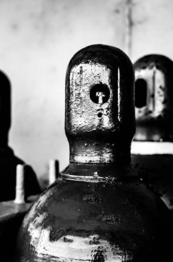 Sıkıştırılmış gaz silindirleri dikey olarak metal bir zincir tarafından korunuyor. Yüksek kalite fotoğraf