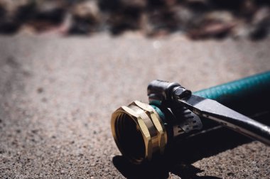 Yeni bahçe hortumu değiştirme bağlantısı ve sıkılaştırmak ve onarmak için boru tamircisi. Yüksek kalite fotoğraf