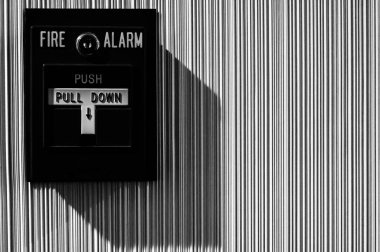 Boş bir koridorda, duvara monte edilmiş yangın alarmına odaklan. Yüksek kalite fotoğraf