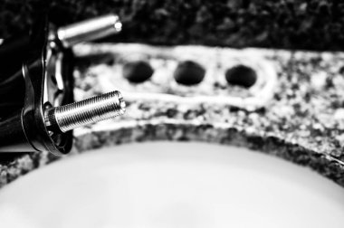 Lavabo musluğunu yeni bir montajla değiştirmek. - Evet. Yüksek kalite fotoğraf