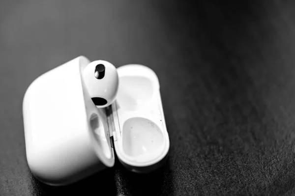 爱荷华州 2022年6月6日 失踪的Apple Airpod 旁边有一个起诉案 是的高质量的照片 — 图库照片