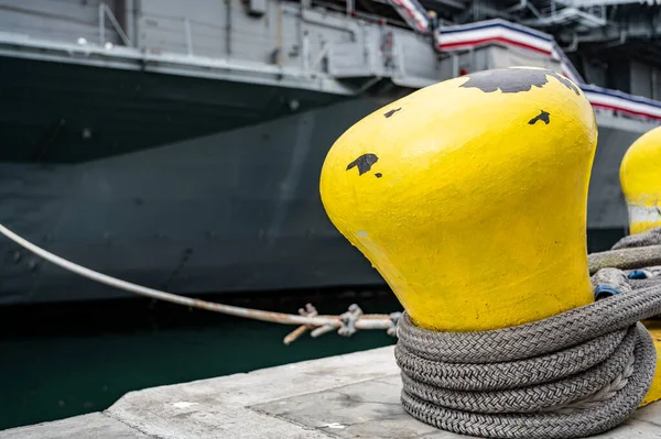 Selective Focus Line Securing Naval Boat Port Bollard High Quality — ストック写真