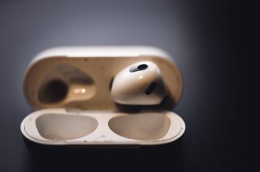 Tiffin, Iowa - 6.2022 - yanında şarj çantası olan kayıp Apple AirPod. - Evet. Yüksek kalite fotoğraf