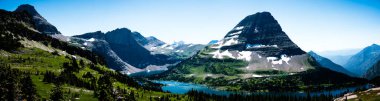 Montana, ABD 'deki Buzul Ulusal Parkı' ndaki Logan Pass 'tan gizli göl görüntüsü. - Evet. Yüksek kalite fotoğraf