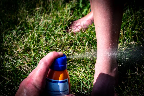 Applying Aerosol Spray Sunscreen Young Child Summer High Quality Photo — Stock Fotó