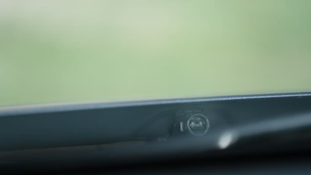 Arabanın Camını Yıkamak Için Kullanılan Jetin Altında Bir Arabanın Camını — Stok video