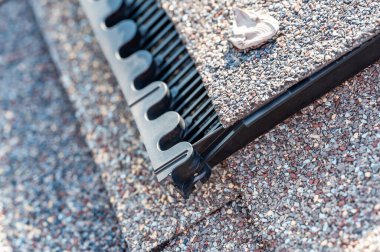 Pasif tavan arası havalandırması için kiremitli çatıya yerleştirilmiş tipik Ridge kapak menfezi.