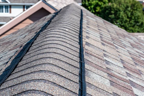 Typical Ridge Cap Vent Installed Shingle Roof Passive Attic Ventilation — Stock Photo, Image