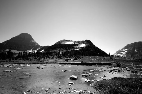 位于蒙大拿州冰川国家公园的洛根山口小路通往隐藏湖的融雪径流 是的高质量的照片 — 图库照片