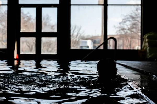 수영장에서의 청소년 수영하는 사람들 표면에서 반사되는 빛으로 실루엣을 고품질 — 스톡 사진