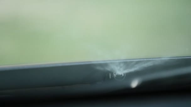 フードフロントガラスワッシャージェットの下で車のガラスをきれいにするために液体を噴霧するために使用されます そうだ 高品質の写真 — ストック動画