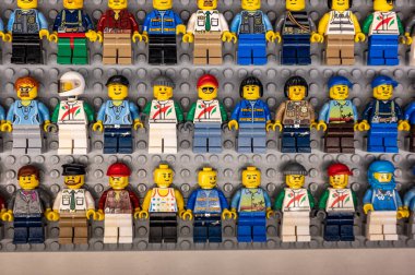 Winter Haven, Florida, ABD - 10.2022 - Legoland 'ın ana girişinin dışındaki Cadılar Bayramı süslerine odaklanın. Yüksek kalite fotoğraf