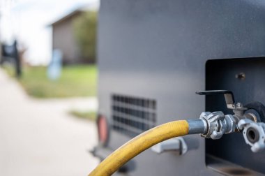 Kompresör kullanarak yerleşim sulama sistemini kışa zorlamak ve havayı hatları boşaltmak. Yüksek kalite fotoğraf