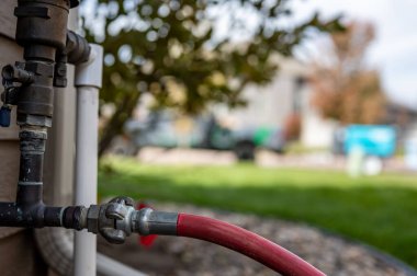 Kompresör kullanarak yerleşim sulama sistemini kışa zorlamak ve havayı hatları boşaltmak. Yüksek kalite fotoğraf