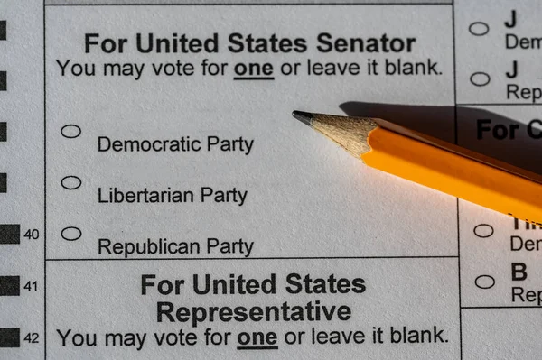 アメリカ合衆国上院の一般投票では 楕円形で記入するために使用される鉛筆で 高品質の写真 — ストック写真