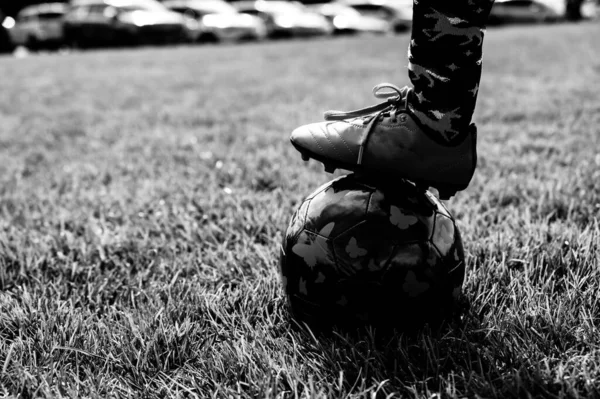 Selektivt Fokus Flickor Fotboll Med Spelare Gräsplanen Högkvalitativt Foto — Stockfoto