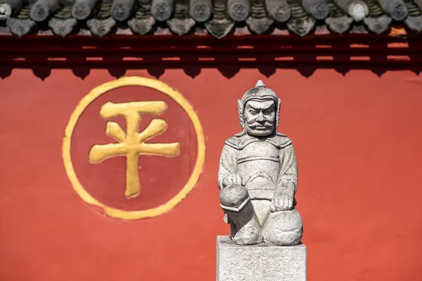 Katona szobor és vörös fal a wenshu kolostorban — Stock Fotó