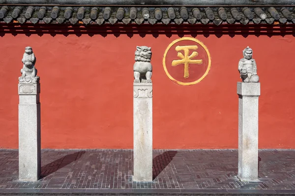 Három szobor és vörös fal a wenshu kolostorban. — Stock Fotó