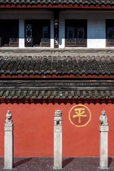 Trois statues et un mur rouge dans le monastère de Wenshu Images De Stock Libres De Droits