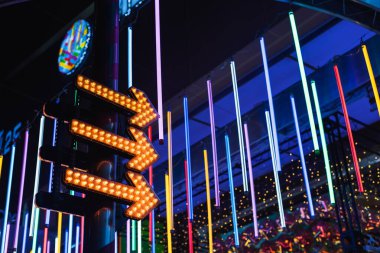 Düşük açılı gece görüşünde renkli neon ışıklar