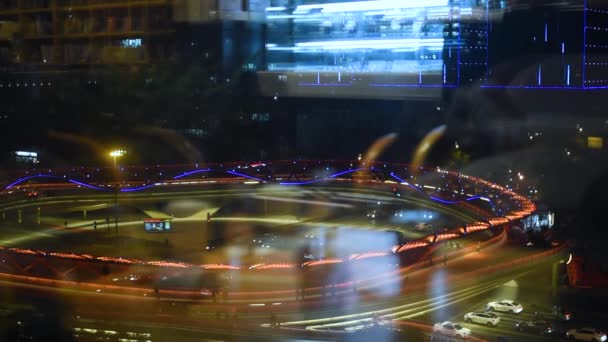 Luces de calle y tráfico a través de una ventana por la noche — Vídeo de stock