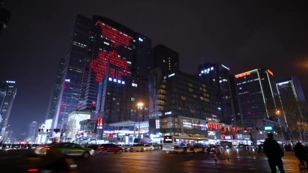 Drukke kruising in het centrum van Chengdu timelapse 's nachts — Stockvideo