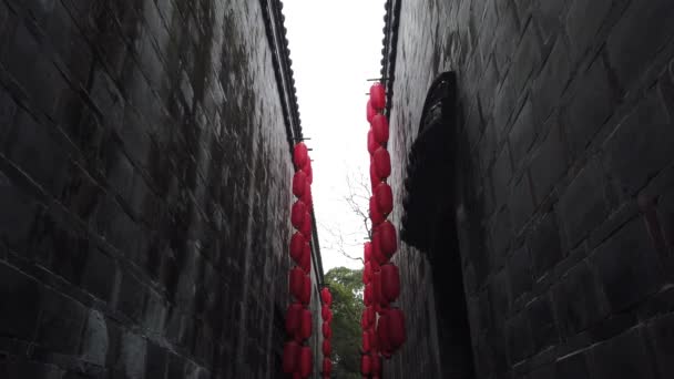 Узкая аллея с китайскими фонарями в Китае — стоковое видео