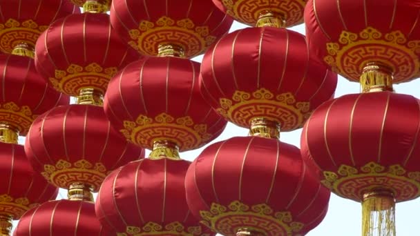 Rote chinesische Laternen hängen im Wind — Stockvideo