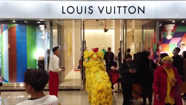 Фестиваль ліхтарів у крамниці Louis Vuitton — стокове відео