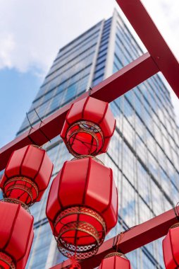 Çin fenerlerine karşı modern cam gökdelen ve gökyüzü Chengdu, Sichuan vilayeti, Çin