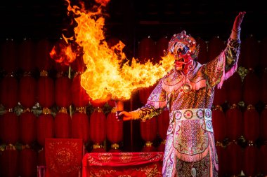 Sichuan operasındaki Firespitter Çin çay evinde.