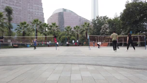 Lidé hrají badminton v parku v Čcheng-tu — Stock video