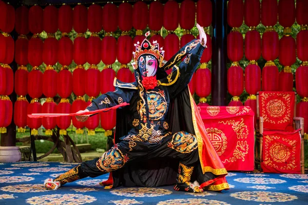 Сичуанська оперна маска міняється - білошкірий виконавець у китайському чайнику. — стокове фото
