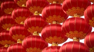 Rüzgarda asılı kırmızı Çin fenerleri