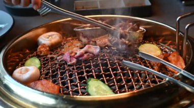 Çin barbekü ızgarası et ve sebzelerle yakın çekim