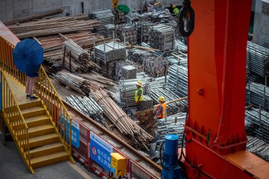 Chengdu, Sichuan Eyaleti, Çin - 23 Temmuz 2022: Chengdu 'da yeni metro hattı inşaatında çalışanlar..