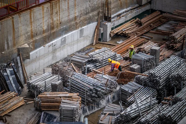 Chengdu, Sichuan Eyaleti, Çin - 23 Temmuz 2022: Chengdu 'da yeni metro hattı inşaatında çalışanlar..