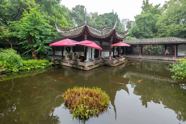 Chengdu Provincia Sichuan China Septiembre 2022 Corredor Chino Tradicional Estanque —  Fotos de Stock