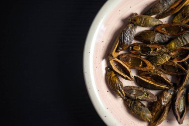 Betel fındıklar siyah bir masada yakın çekim üst görünüm