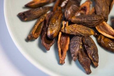 Betel fındıklar siyah bir masada yakın çekim üst görünüm