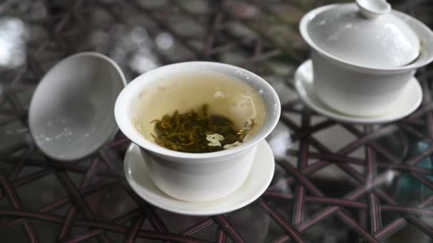 Bir Bardak Yeşil Çay Açık Havada Cam Bir Masada — Stok video