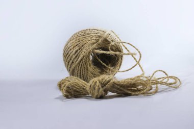 Beyaz arka planda izole edilmiş jüt sicim ya da çuval halatın yakın çekim görüntüsü.
