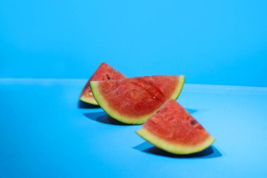 Turuncu arka planda izole edilmiş taze chayote veya Sechium edule yakın görüntüsü. Mirliton, gisquil, pimpinela ve choko olarak da bilinir, su kabağı familyasına ait yenilebilir bir bitki türü..